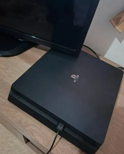 Ps4 slim duas manetes e 4 jogos midia fisica