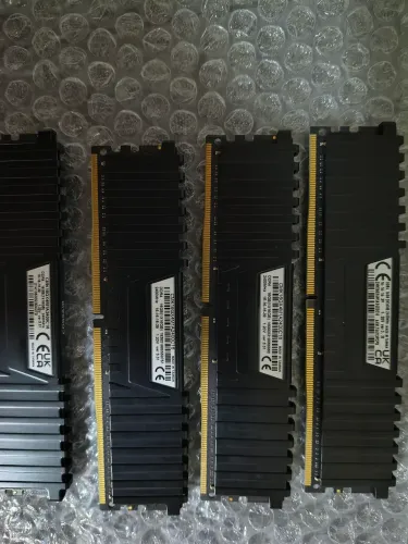 Vendo Memória DDR4 64 GB(4 x 16)FREQ:2400 CORSAIR Total: