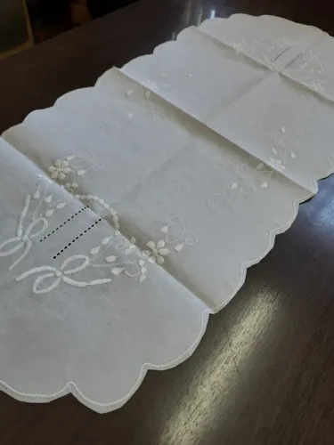 CAMINHO DE MESA DETALHES BORDADOS A MÃO - APX. 90cmX40cm