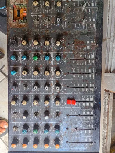 Mesa de som faltando só os botão