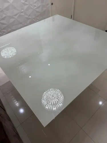 Mesa de Jantar 8 Lugares 1,50x1,50 Vidro Off White com Base de Madeira