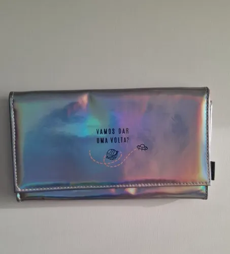 Porta Passaporte / Clutch Holográfica Imaginarium ?