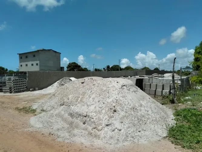 Terreno de 15X30 em localização estratégica, ideal para investidores ou construção.