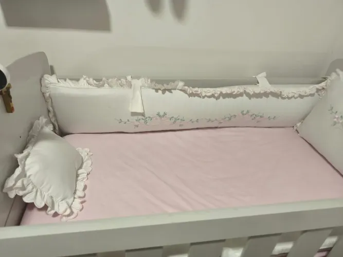 Berço, Kit berço, Poltrona com apoio e Cadeirinha de balanço