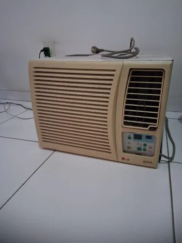 Ar condicionado de janela LG 220v com controle remoto e manual.