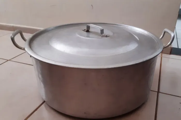 Panela de alumínio de 40 litros pouca usada