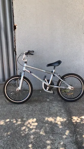 Bicicleta BMX, Modelo tradicional, material reforçado.