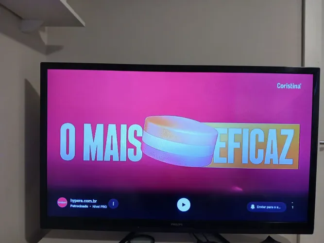 Painel: Tela LCD de 42 polegadas com resolução Full HD (1080p).