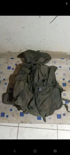 Mochila tipo comandos com armação de metal