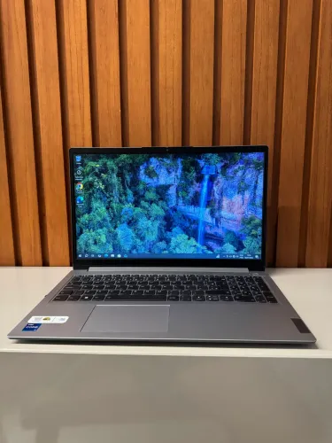 Notebook Lenovo i7-1255U 8GB RAM SSD256GB tela 15.6?