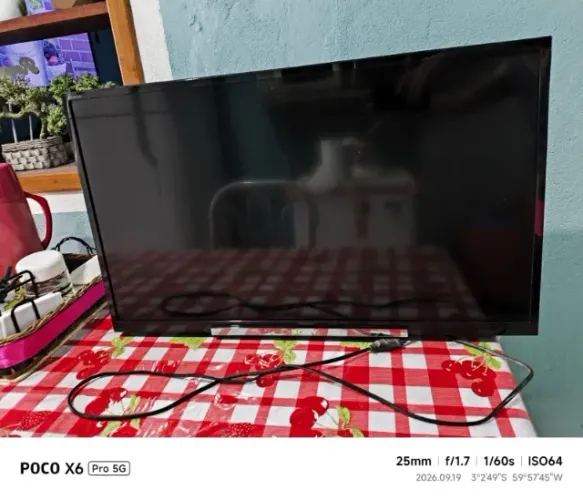 TV Sony Bravia 32" - Para Retirada de Peças (Liga, tela com defeito)