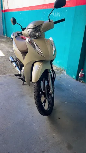 Moto muito conservada emplacada 2026 pneus novos 