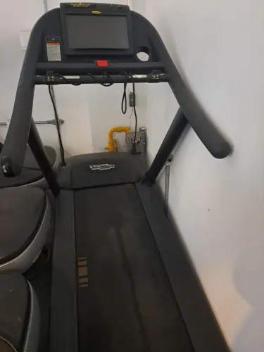Esteiras, elípticos e bikes de academia