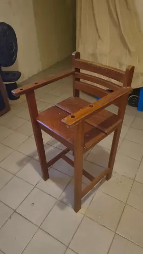 Cadeira de madeira rústica para criança