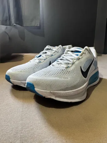 Vendo Tenis Vomero 18