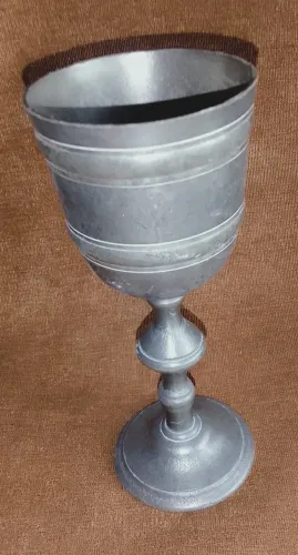 Antigo cálice para vinho em estanho pewter