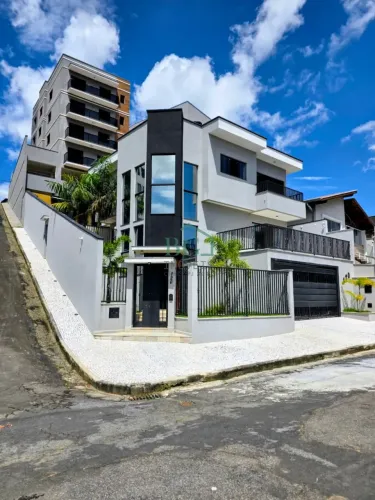 Excelente casa de alto padrão á venda de no Residencial Morumbi em Poços de Caldas MG.