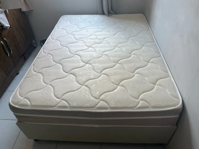 Cama Box casal 138x188 cm, em bom estado.