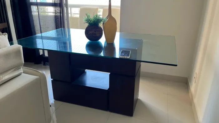 Vendo mesa, madeira maciça em perfeito estado.