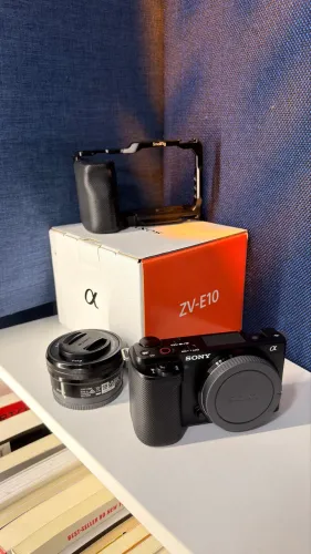 Sony ZV-E10 + lente do kit + Cage SmallRig + Cartão SanDisk Extreme Pro 64GB