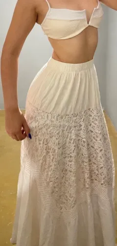 Saia longa detalhe de renda