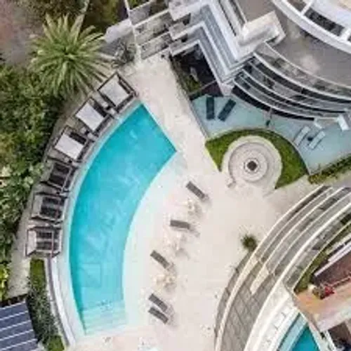 Apto alto padrão no Jay, próximo ao mar, piscina aquecida