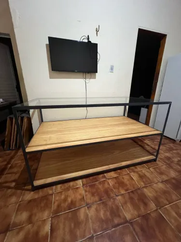 Mesa expositora de roupas