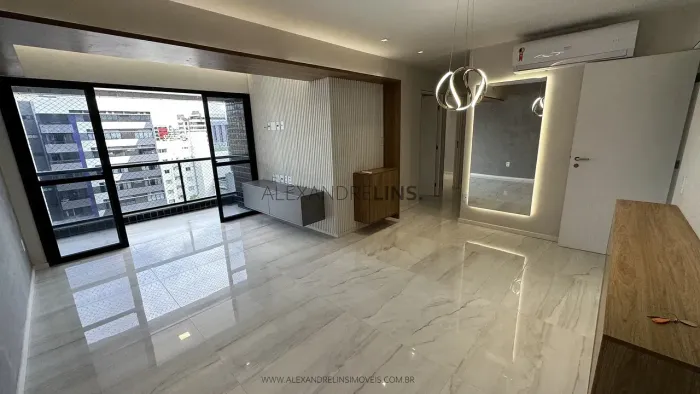 Excelente apartamento com 3 quartos semi mobiliado no melhor da Ponta Verde