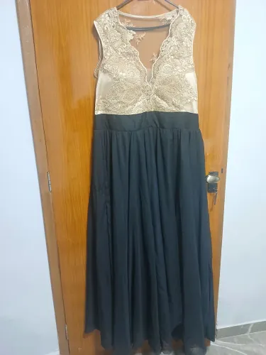 Vestido de festa dourado com preto plus size