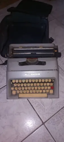 ?Maquina De Escrever Antiga Olivetti Lettera 35 Com Maleta