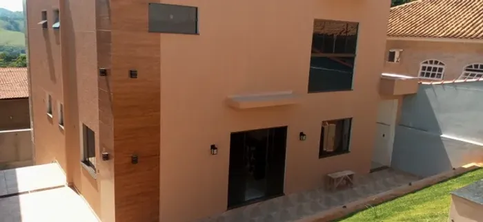 C112 - Casa de alto padrão em bairro arborizado