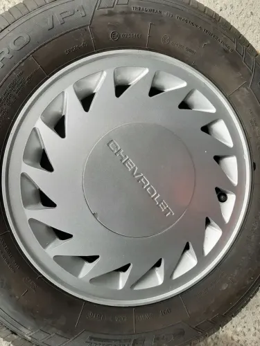 Roda aro 14 modelo Gm Comodoro prata com calotas originais 5x114