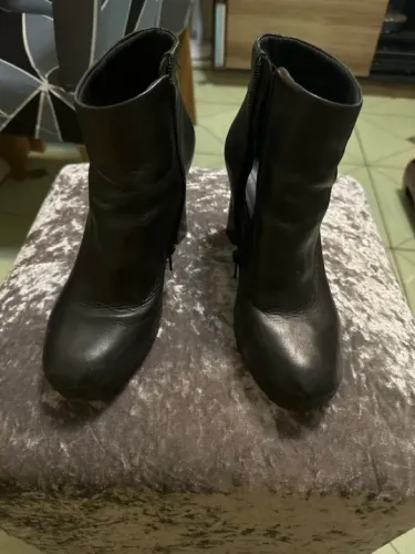 Vendo bota cano curto de couro marca Arezzo número 36