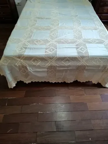 Toalha de mesa em linho e crochê, com guardanapos.
