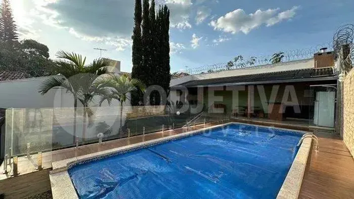 Deslumbrante Residência em Estilo Sobrado no Cidade Jardim: Descubra o requinte e o confor