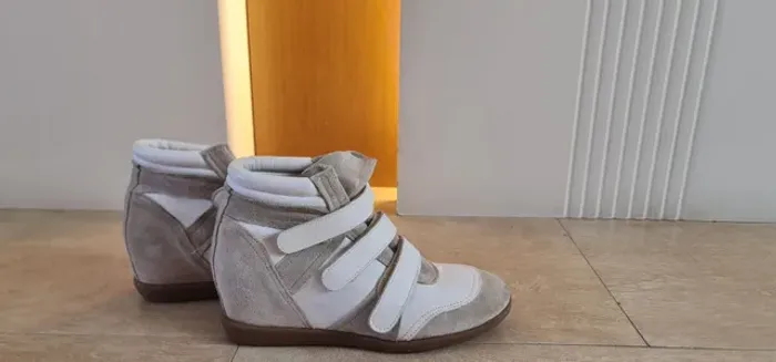 Botinha sneakers branca e bege, camurça e couro. 