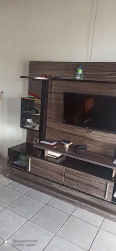 Vendo um rack com painel.