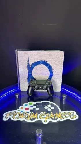 Edição do Playstation 4 Slim com adesivo do God Of War Ragnarok