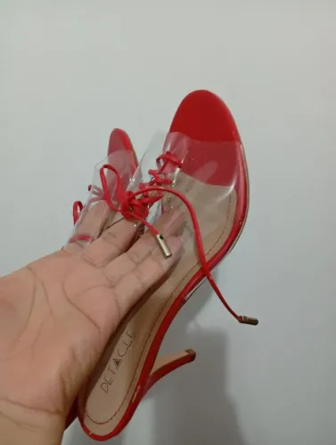 Sandália vermelha muito linda