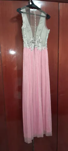 Vendo vestido para festa na cor rosa.