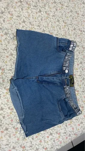 Shorts Jeans com Detalhes em Strass - Tamanho 42