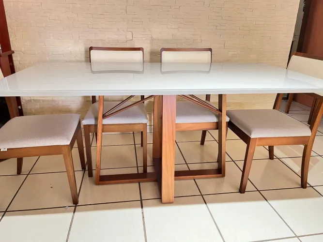 Mesa nova com cadeiras de madeira 