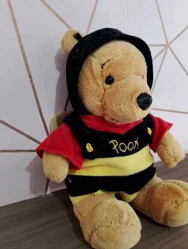 Pelúcia ursinho Pooh fantasiado de abelha 
