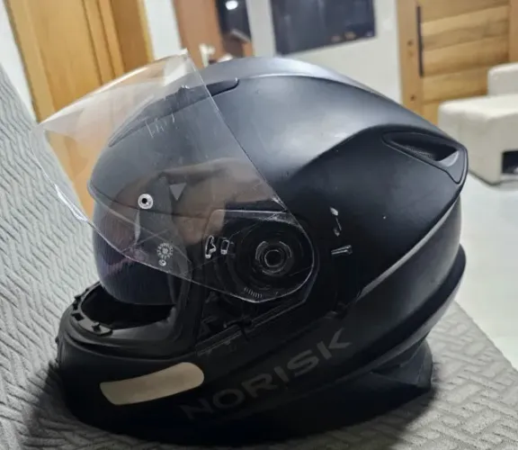 Capacete tam 60 NoRisk Razor preto fosco com viseira interna - R$ 700,00.