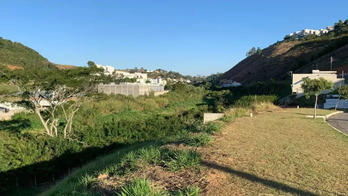 Em uma região tranquila com 678 m² para construir para venda
