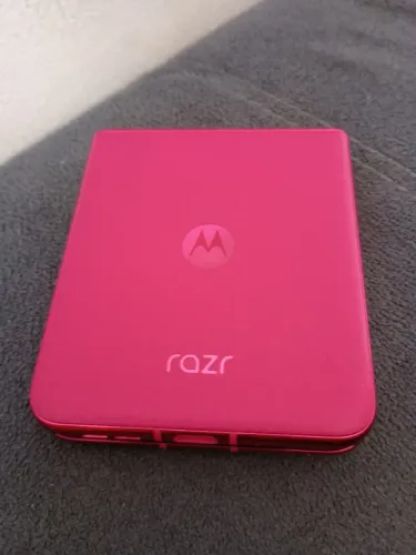 Motorola RAZR 50 ultra pink