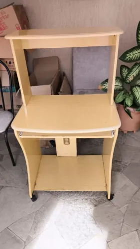 Mesa para computador com prateleiras