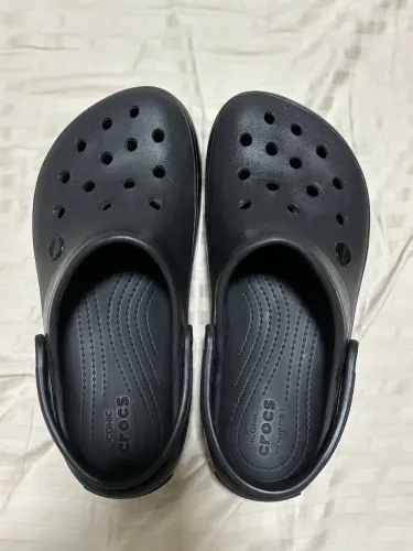 Crocs preta plataforma