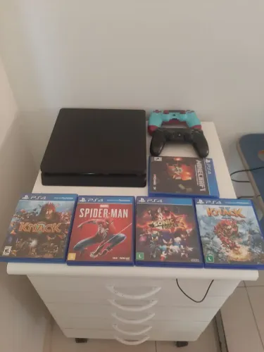 Playstation 4 sim 1TB 2 controles + jogos