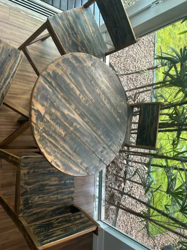 Mesa bistrô com 4 banquetas / madeira maciça